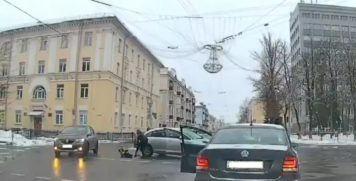 Мать бросилась к сыну, лежавшему на асфальте / Скриншот с видео
