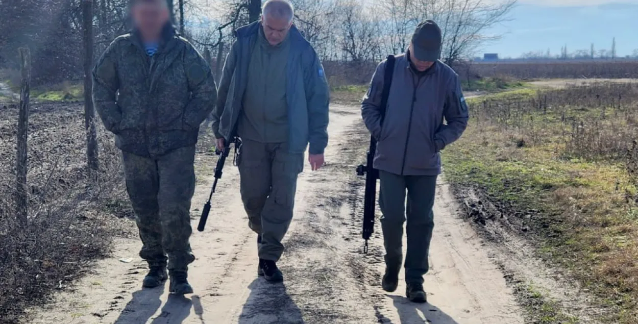 "Кіраўнік Крыма" Сяргей Аксёнаў (у цэнтры) правярае, як паўвостраў гатовы да ўкраінскага контрнаступу /&nbsp;@Aksenov82
