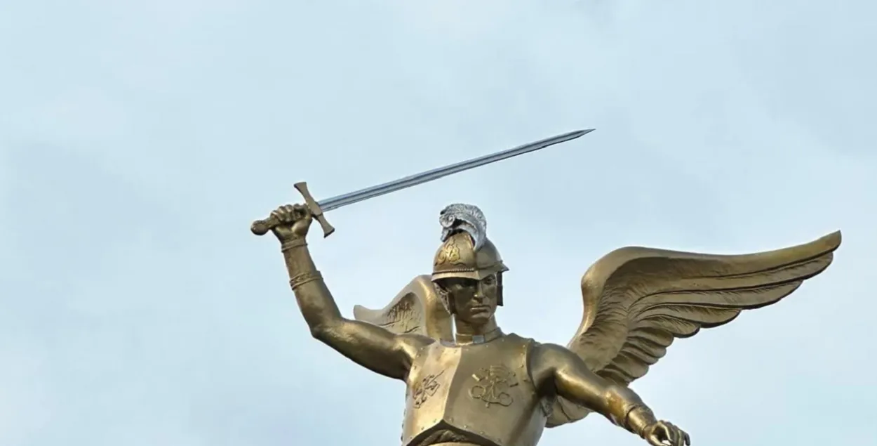 Пазалочаная скульптура Святога Міхала Арханёла / facebook.com

