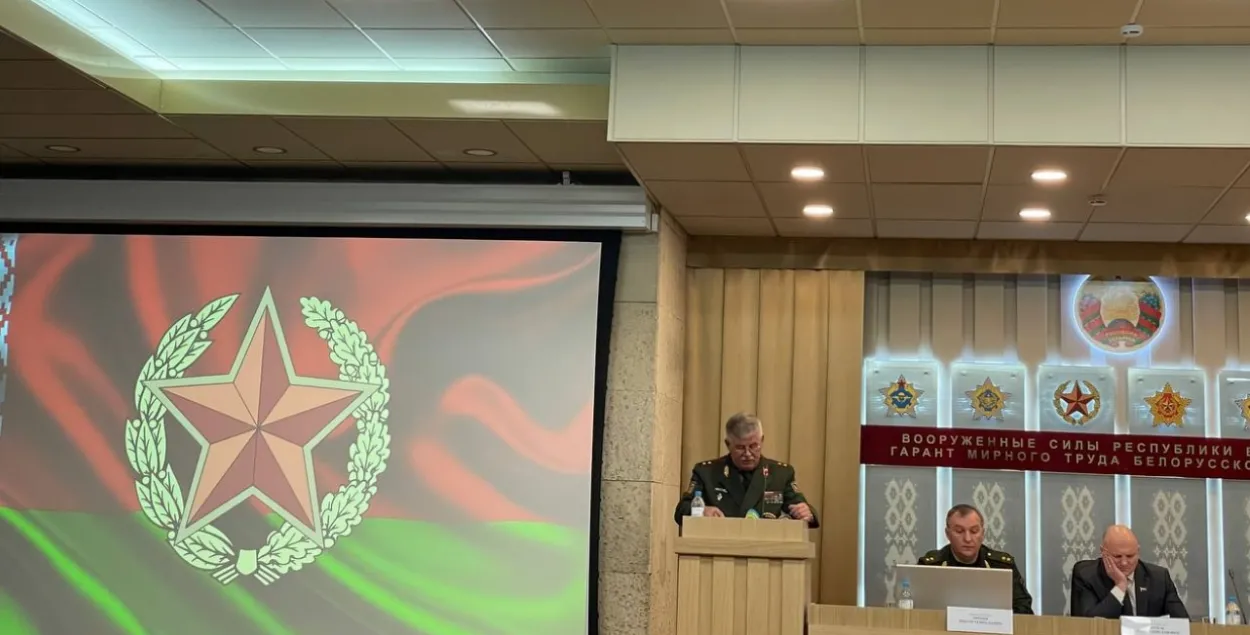 Прамаўляе Анатоль Лапо, побач сядзяць Віктар Хрэнін і Іван Тэртэль / t.me/mlynby
