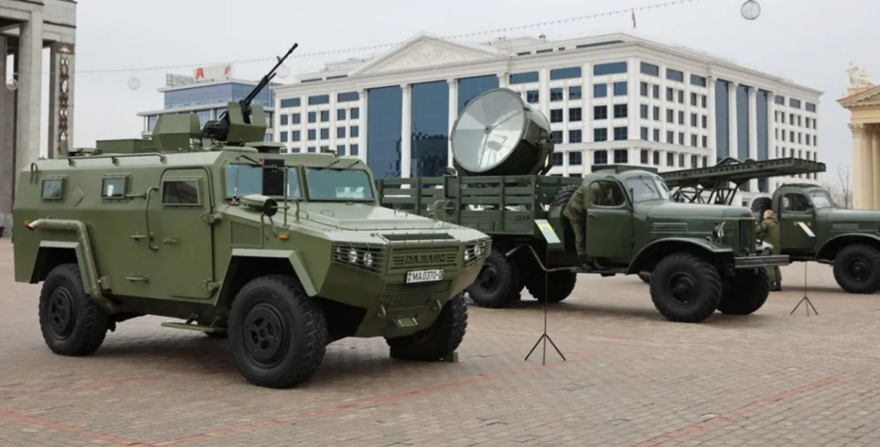 Военная техника на Октябрьской площади / t.me/modmilby/

