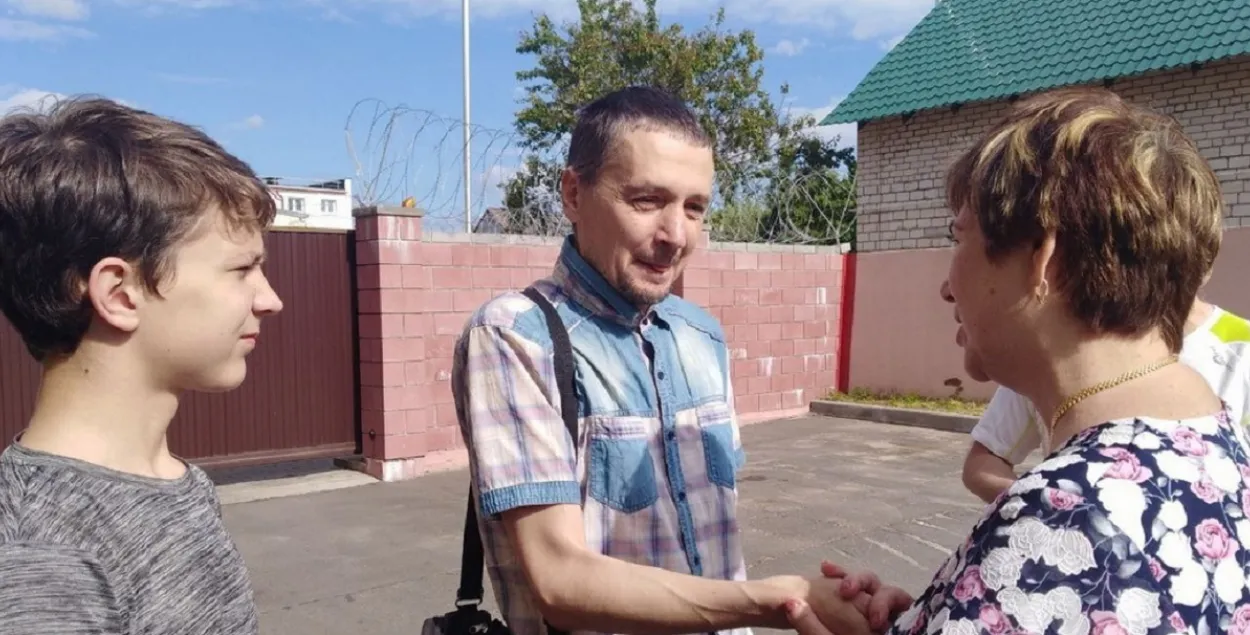 Так Дзмітрыя Суслава сустракалі пасля вызвалення ў чэрвені 2022-га / t.me/bajby
