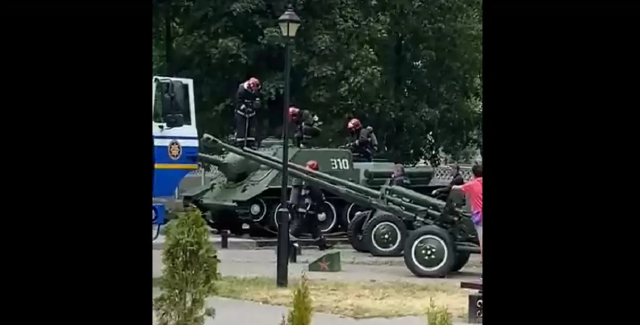 Спасатели и экспонат / vk.com/typical_barysau
