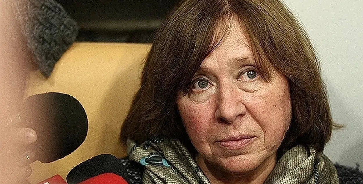 Светлана Алексиевич о параде в Минске: "Люди идут туда, как на удава"