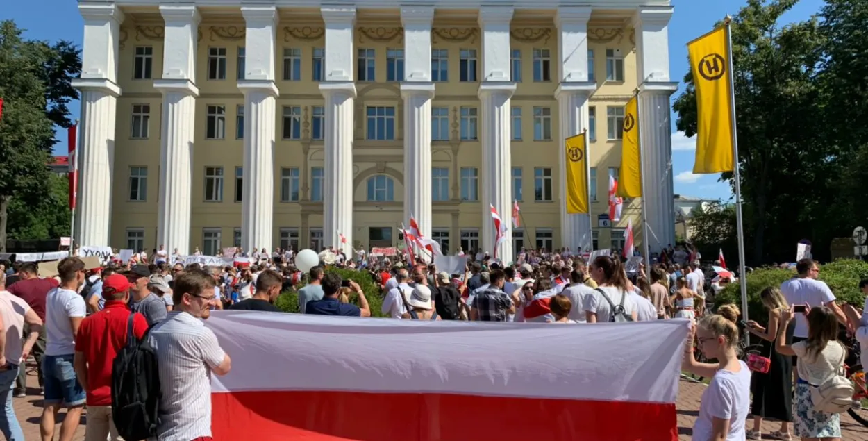 Бел-чырвона-белыя сцягі на вулічнай акцыі ў Мінску, жнівень 2020-га / з архіву Еўрарадыё​