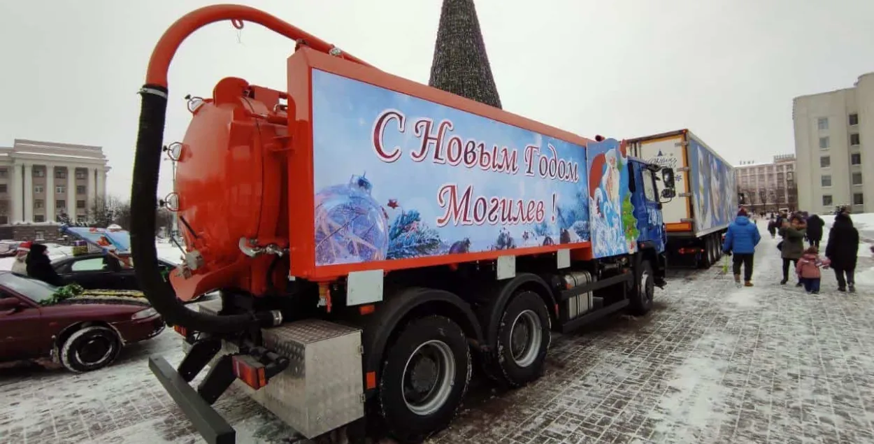 Ассенизаторская машина на параде Дедов Моровых в Могилеве
