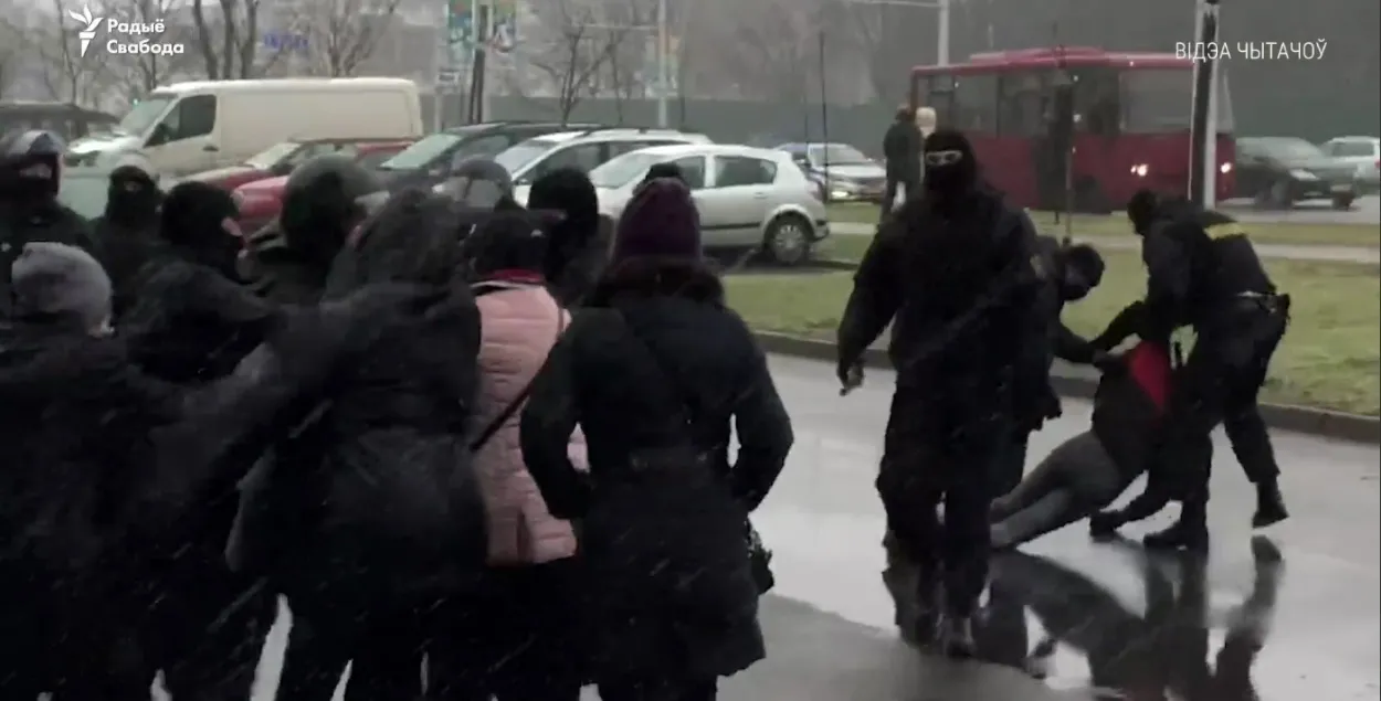 Видео дня: силовики тянут людей без сознания