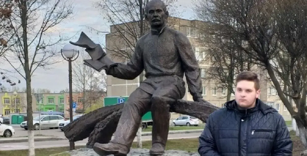 Мікіта Бруй каля помніка Якубу Коласу / spring96.org
