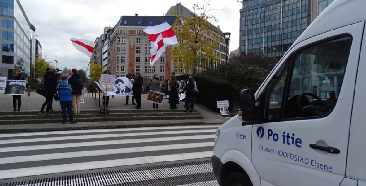 Protesters with Belarusian white-red-white national flags at a square in Brussels on 23&nbsp;November 2017. Photo: Zmitser Lukashuk