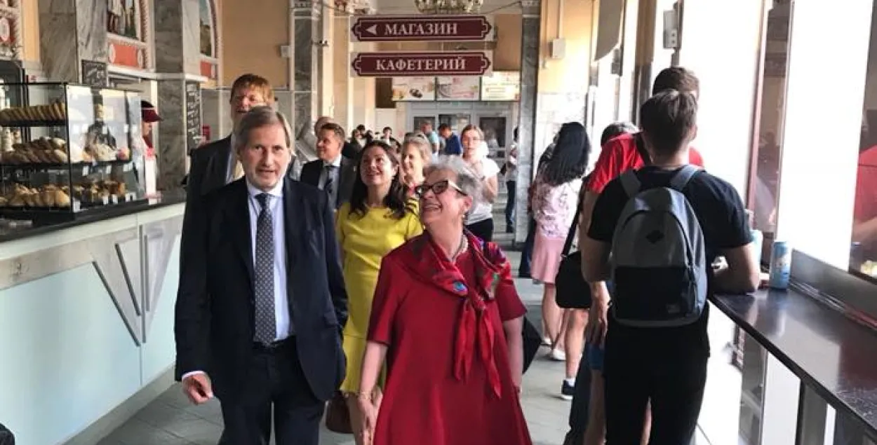 Еўракамісар у Мінску наведаў славуты ўніверсам "Цэнтральны" (фота)