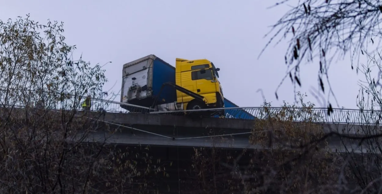 Фуру занесла на мосце ў Светлагорскім раёне: кабіна завісла над вадой (фота)