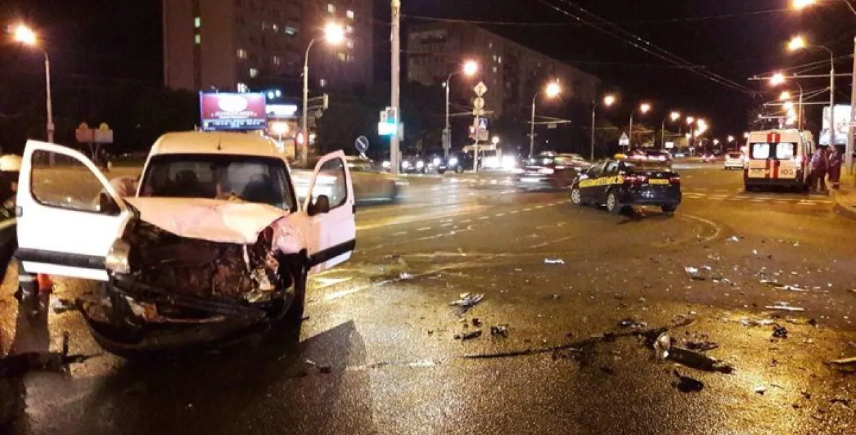 Пасля аварыі з удзелам легкавіка і таксі тры чалавекі апынуліся ў лякарні