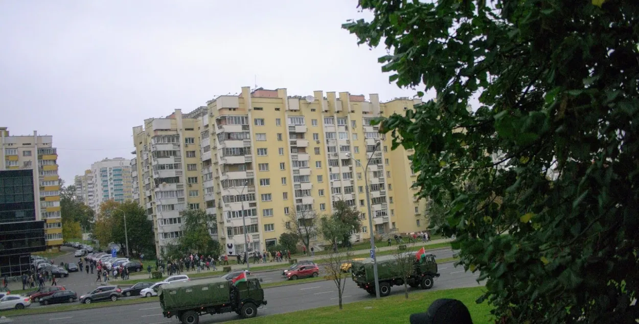 Машины с силовиками на фоне жилого квартала в центре Минска / Еврорадио
