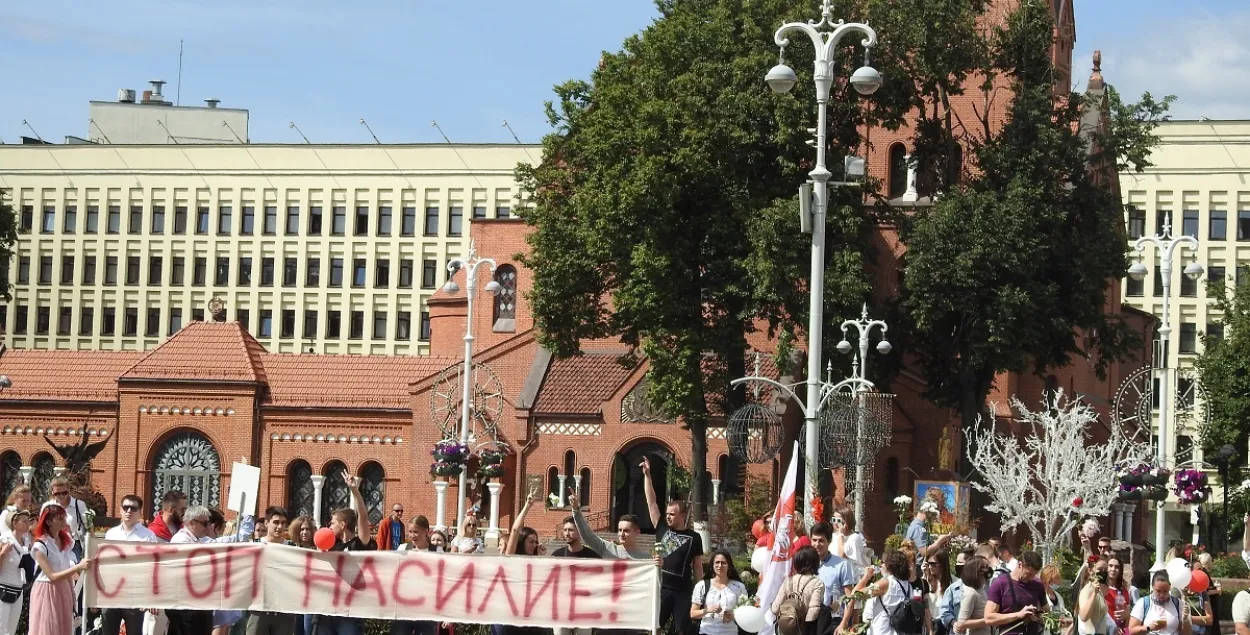 "Сівак, выходзь": што адбываецца на плошчы Незалежнасці