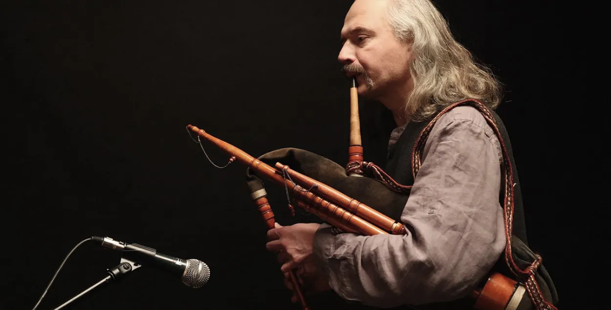 Musician Yarash Malisheuski with a pipe / facebook.com/katia.astrouna

