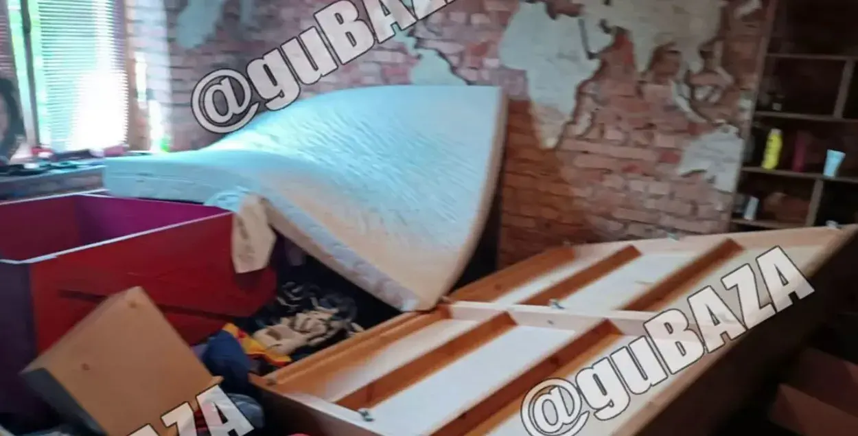 В Минске разгромили квартиру Дениса Дудинского / кадр из видео ГУБОПиК
