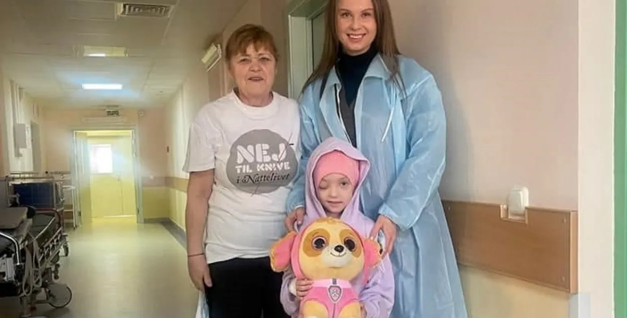 Бабушка, её внучка и сотрудница консульского отдела украинского посольства / facebook.com/dmytro.kuleba