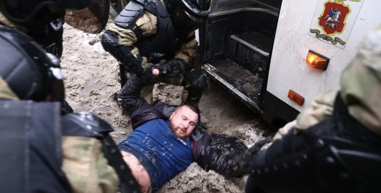 Как белорусское ТВ освещает протесты в Европе, а как — в России