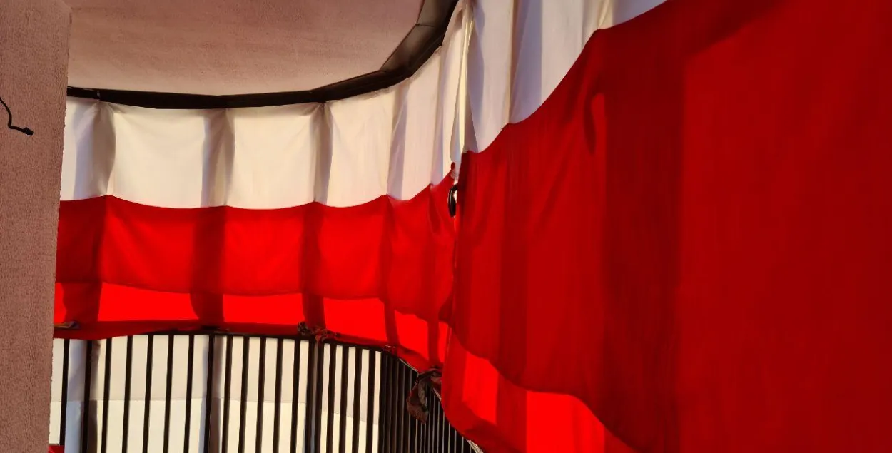 Curtains on enclosed balcony / photo from Alyaksandr