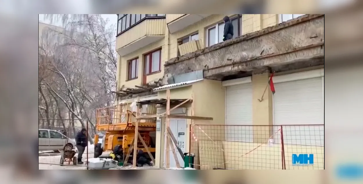 Обвалившийся балкон / кадр из видео
