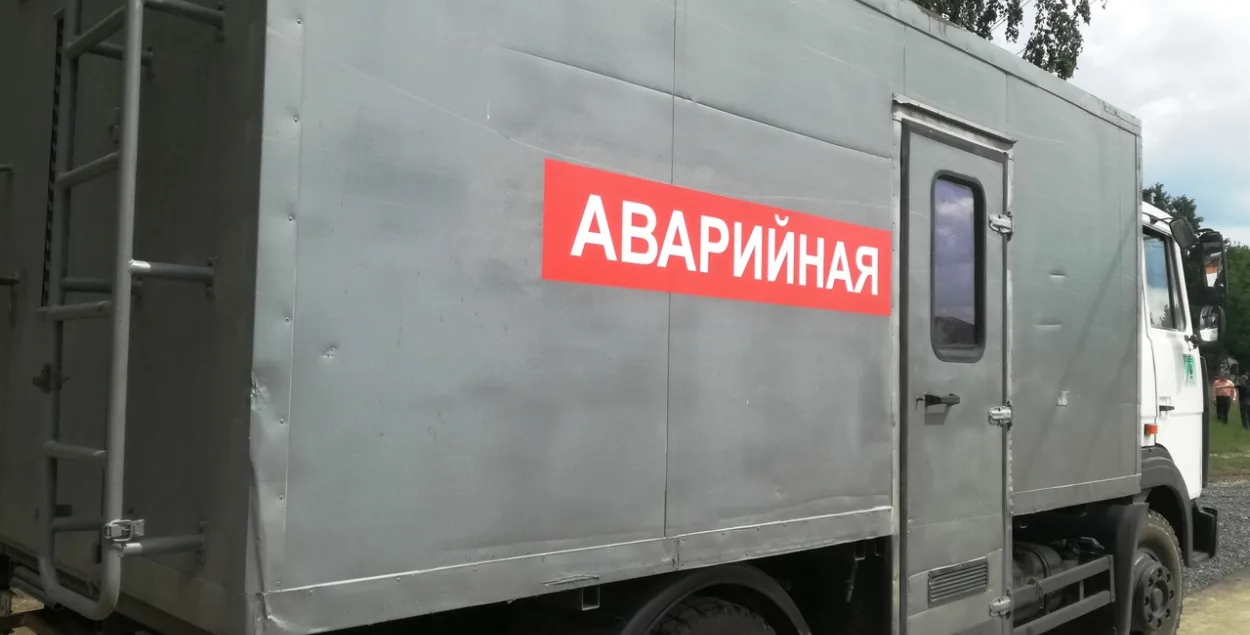 Коммунальщики решают сложную проблему / @pinsk_telegram
