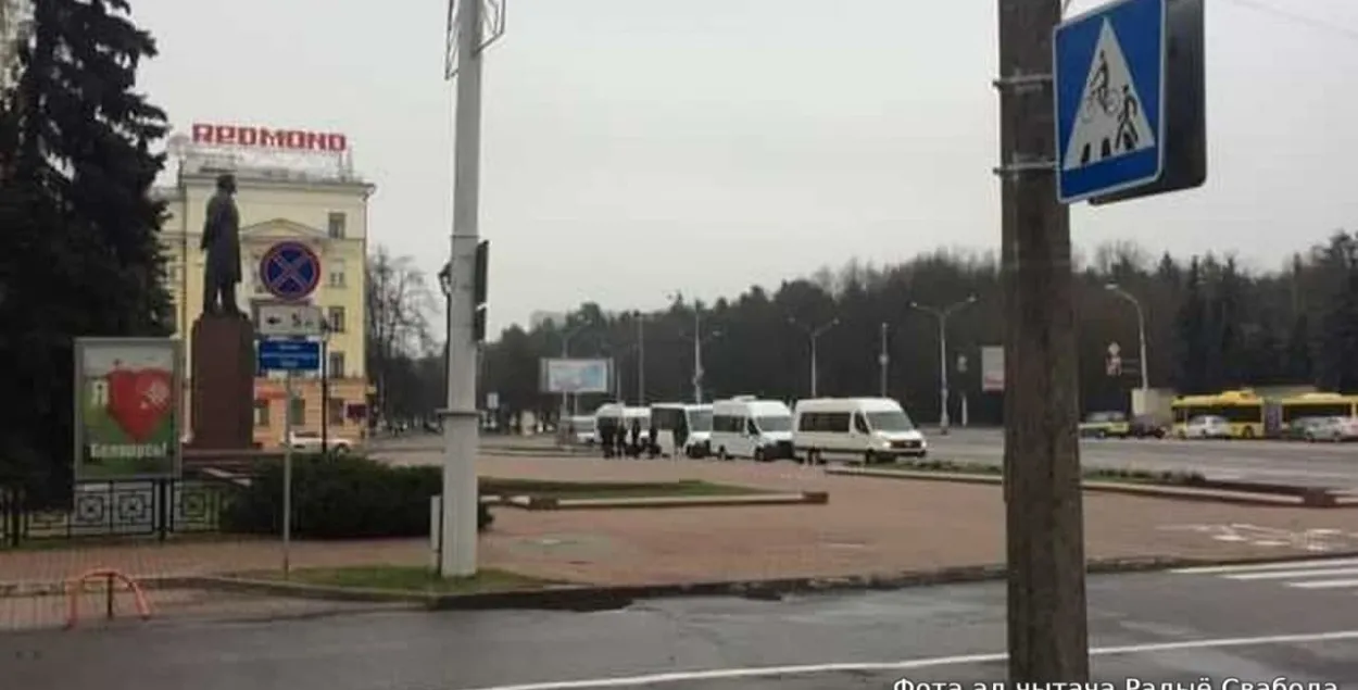 Бусики силовиков на площади Калинина перед акцией / Радио "Свобода"​