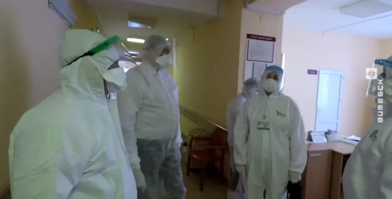 Владимир Караник (второй слева) в Витебской областной клинической больнице / Скриншот с видео телерадиокомпании "Витебск"​