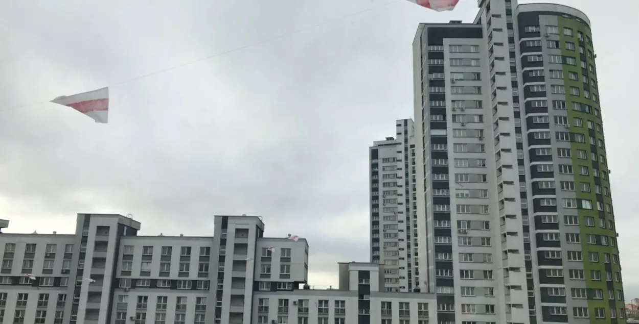Национальные флаги в жилом комплексе "Каскад" в Минске / Еврорадио