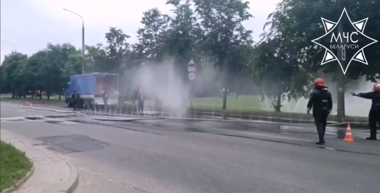 На вуліцах Гродна змагаліся з уцечкай азотнай кіслаты / кадр з відэа МНС
