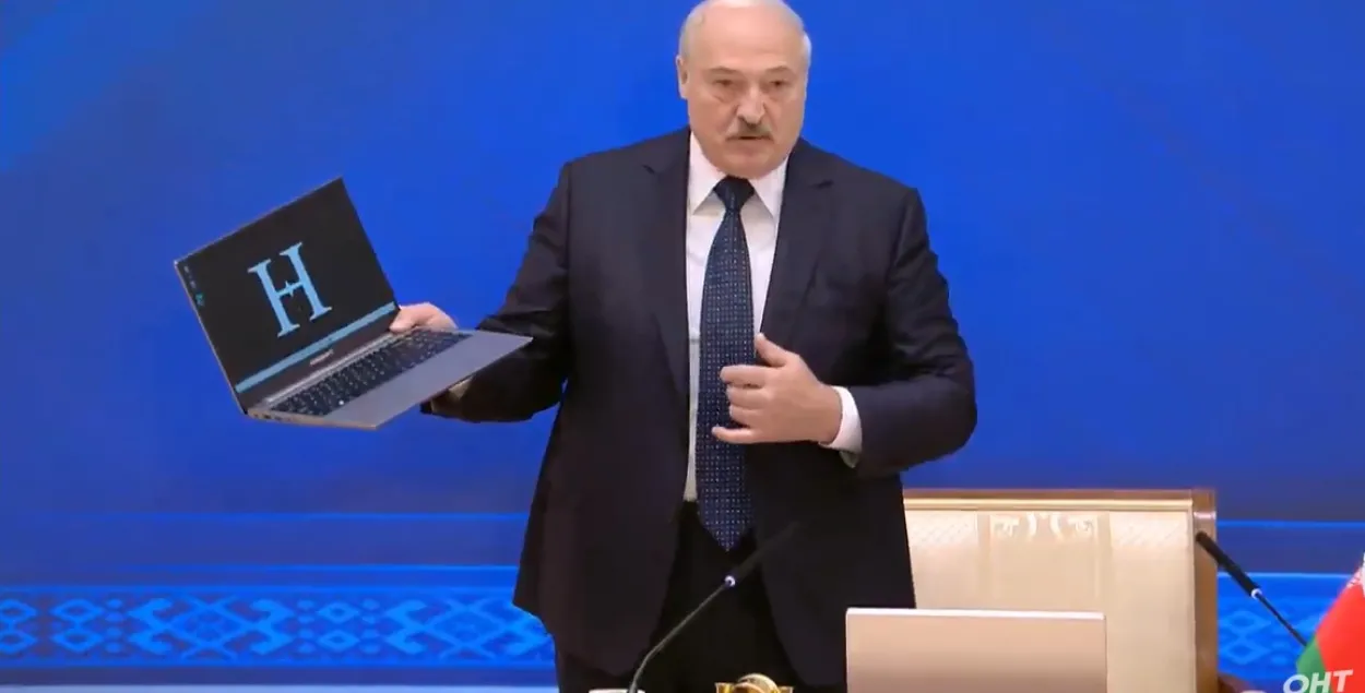 Александр Лукашенко показывает компьютер "Номер один" / Скриншот с видео​