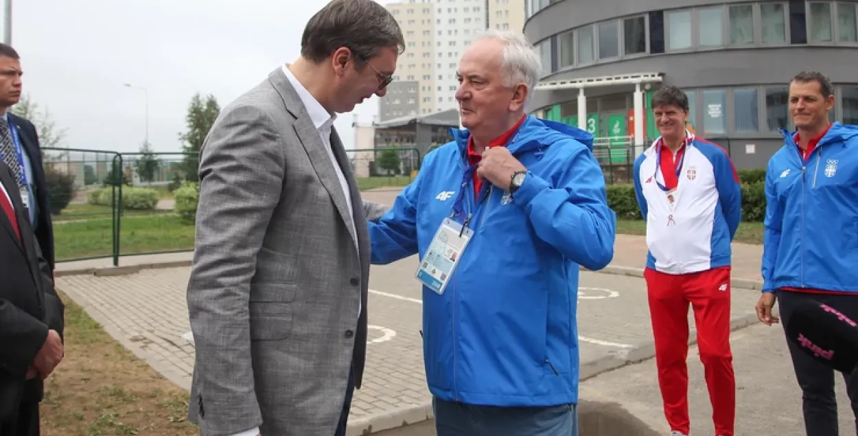 Велько Ковачевич (в центре справа) и Александр Вучич в "Спортивной деревне"&nbsp;/&nbsp;sport.blic.rs