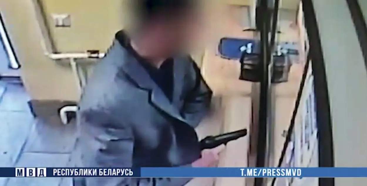 В Барановичах пытались ограбить ломбард / кадр из видео МВД
