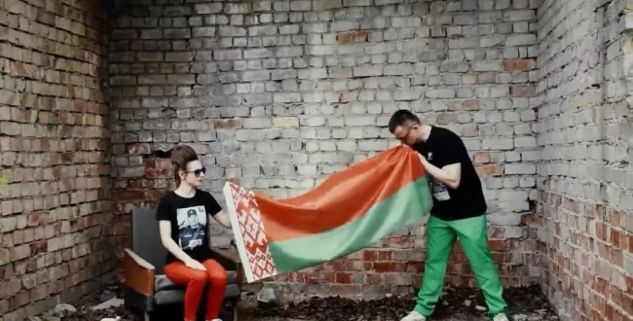 Здзек над сцягам у пракуратуры ўбачылі ў адным з відэа дуэта "Чырвоная зеляніна" / скрыншот