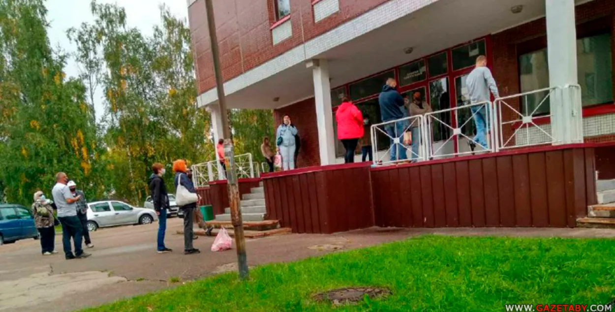 Чарга пацыентаў да доктара перад паліклінікай у Мар'інай Горцы / gazetaby.com​