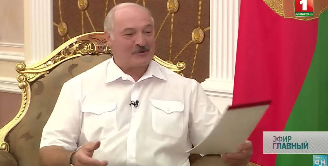 Во время интервью руководитель государства заглядывал в свои записи: "Идиоты в России". Скриншот с видео "Беларусь 1".