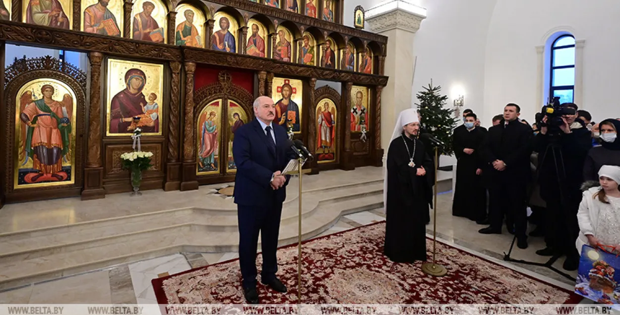 Александр Лукашенко посещает церковь на Рождество / БЕЛТА