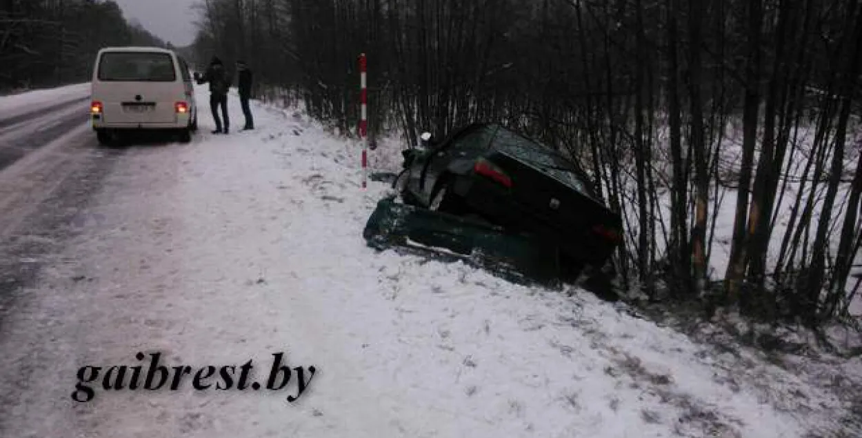 Пад Лунінцам аўтамабіль урэзаўся ў пліту меліярацыйнага канала (фота)