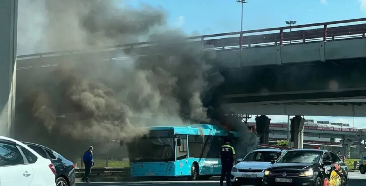 В Санкт-Петербурге горит белорусский автобус / fontanka.ru