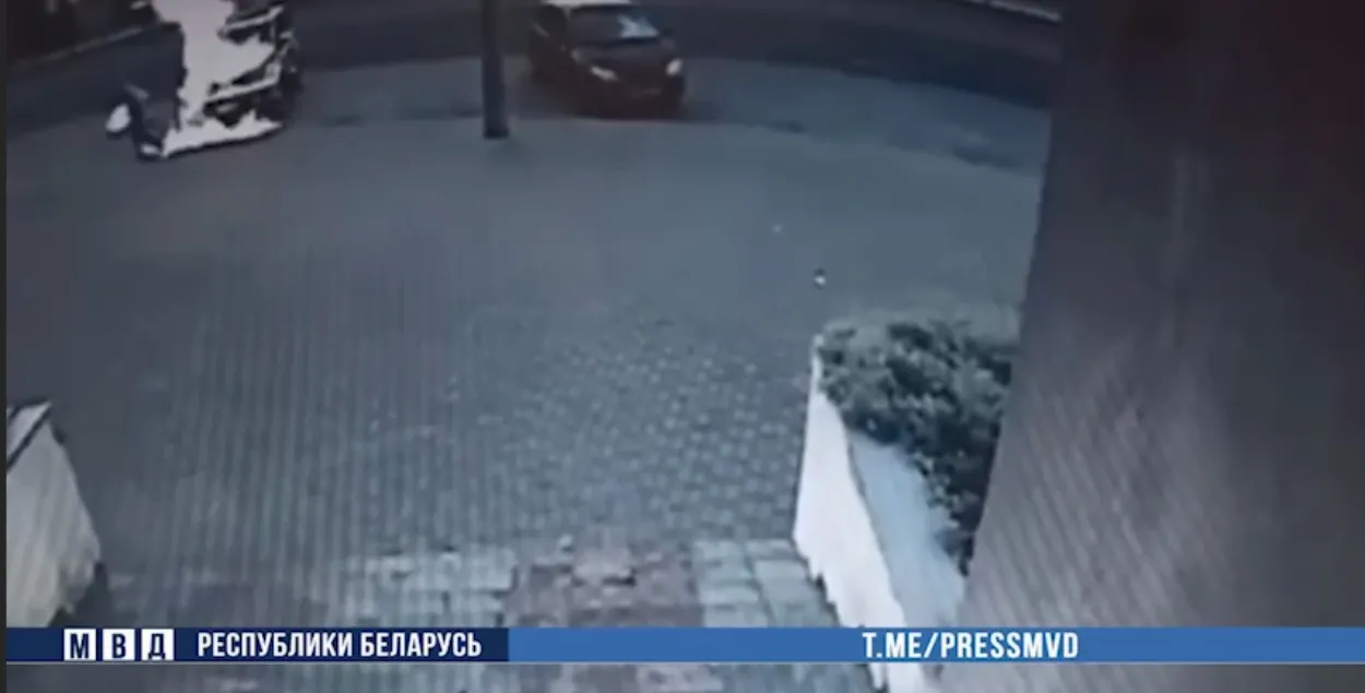 У Гродне жанчына падпаліла міліцэйскую машыну / кадр з відэа МУС
