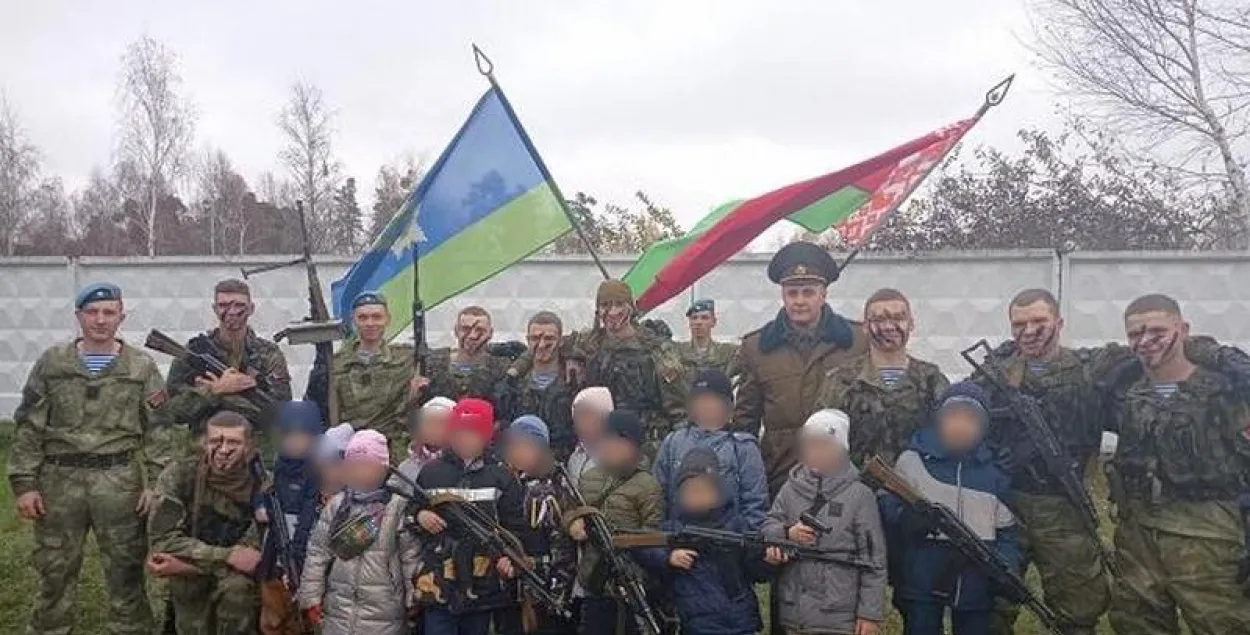 Дети с оружием в Микашевичах / lnc.by
