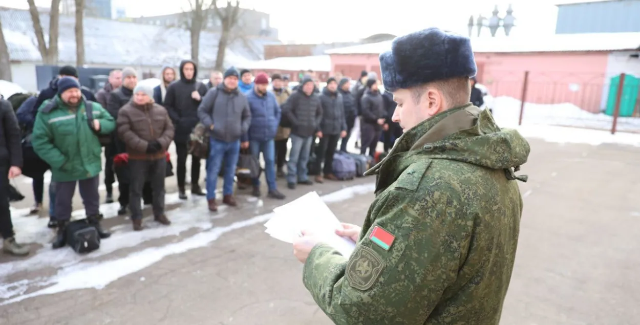 Военнообязанных вызывают в воинские части. Говорят, в рамках проверки боевой готовности ВС /&nbsp;@modmilby
