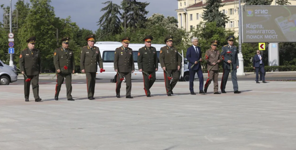Главы Минобороны Армении среди глав делегаций на площади Победы в Минске нет /&nbsp;@modmilby
