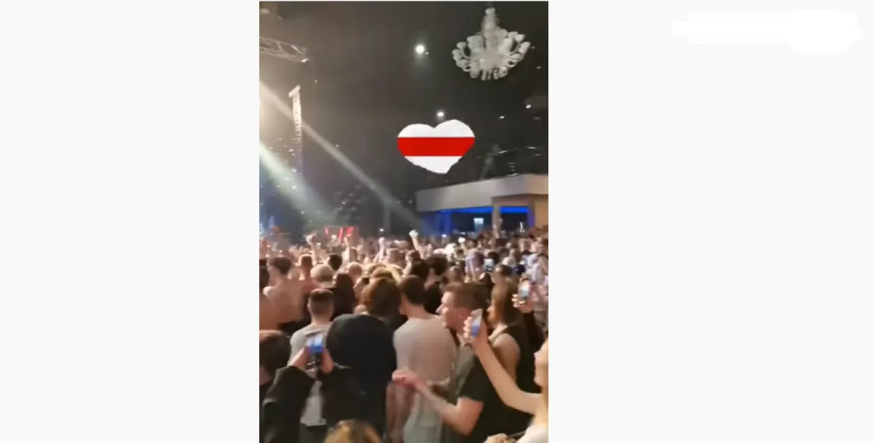 Зрители на концерте группы "Пошлая Молли" / кадр из видео​