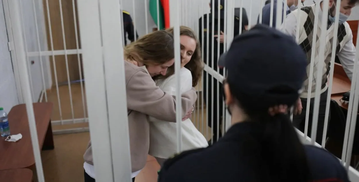 Кацярына Андрэева і Дар'я Чульцова пасля абвяшчэння прысуду суда / Белсат