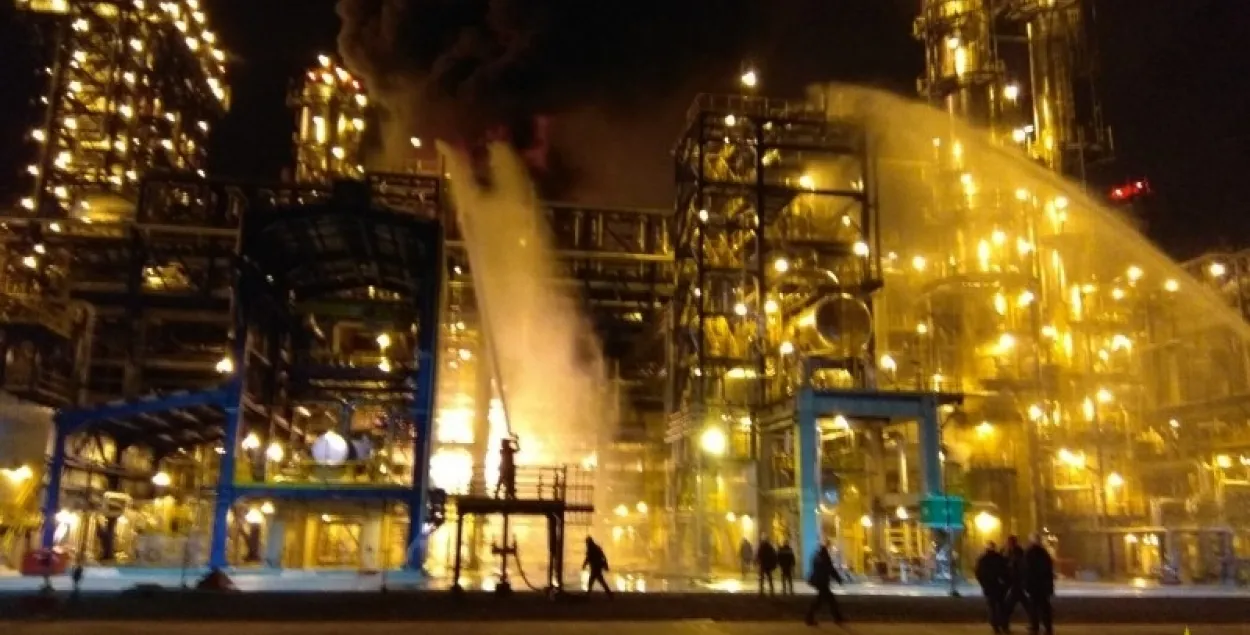 На "Нафтане" ў аўторак загарэлася ўстаноўка запаволенага каксавання / vitebsk.mchs.gov.by​
