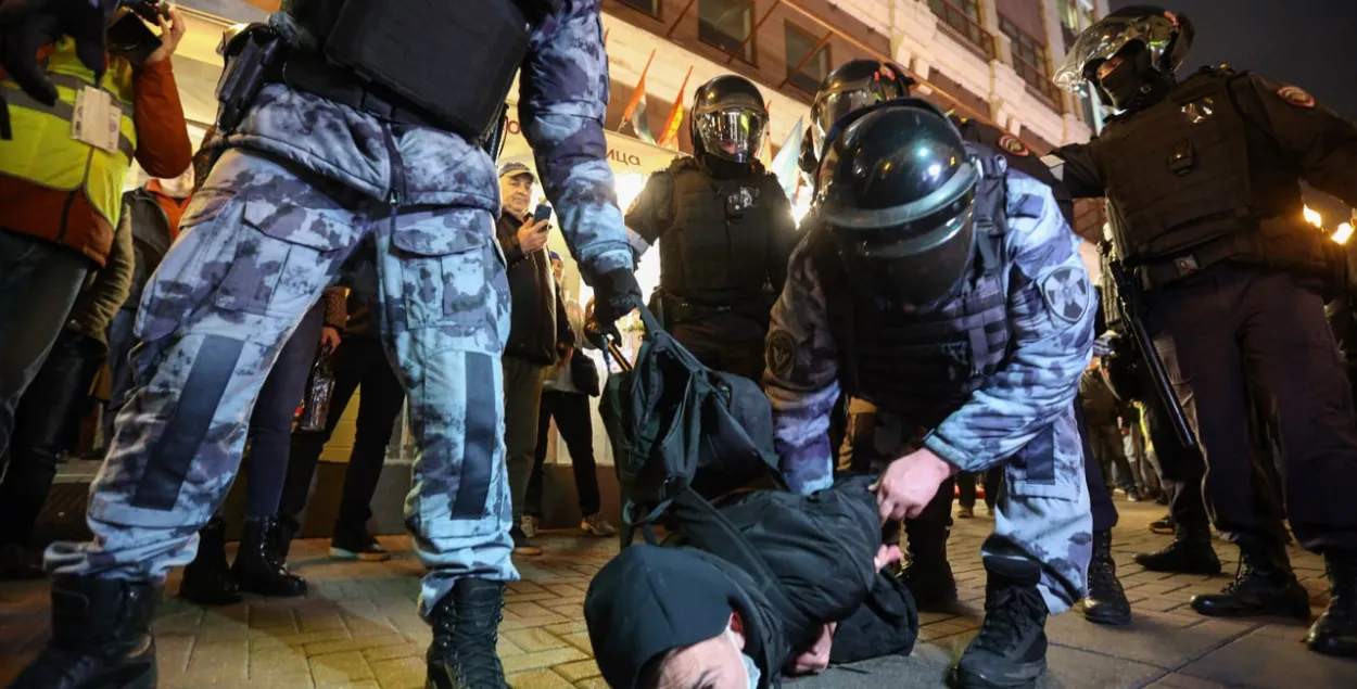 Люди в разных городах России вышли протестовать против мобилизации / @sotaproject
