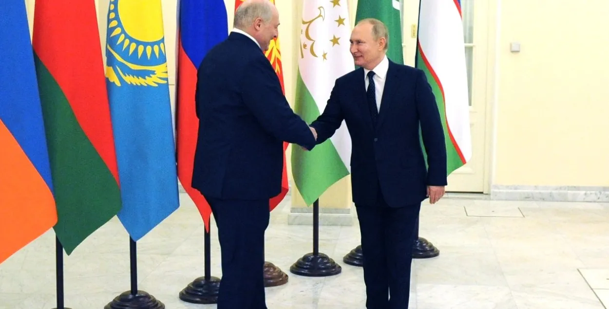 Аляксандр Лукашэнка і Уладзімір Пуцін падчас нефармальнага саміту кіраўнікоў дзяржаў СНД 29 снежня 2021 года​&nbsp;/&nbsp;kremlin.ru