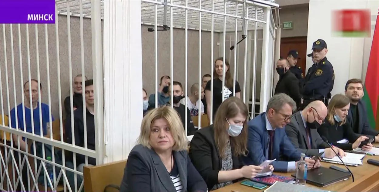 Суд над анархістамі і праваабаронцамі / кадр з тэлеканала "Беларусь 1"
