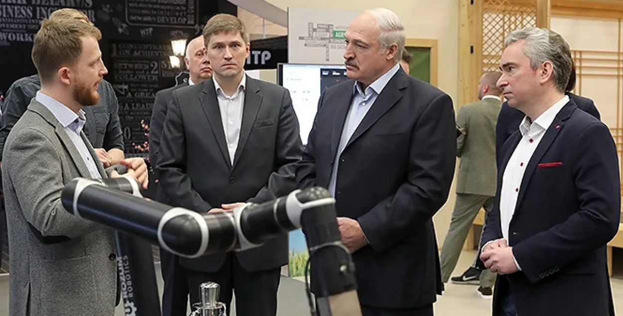 Лукашэнка: "Надыходзіць эра робатаў, хацелася б гэта каму-небудзь ці не" 