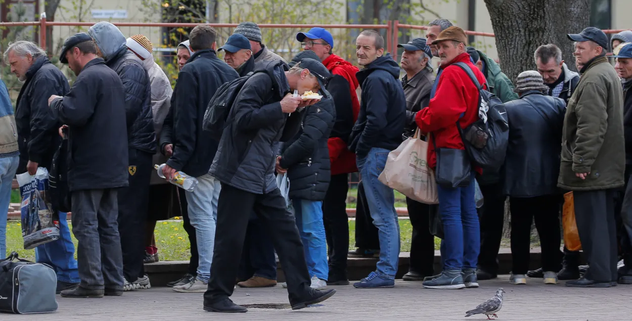 Бяздомныя атрымліваюць еду на вуліцы / Reuters